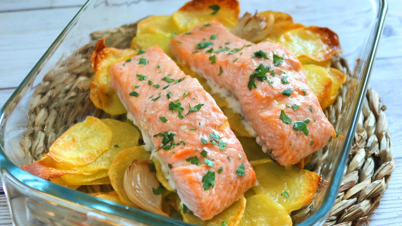 Salmón al horno con patatas